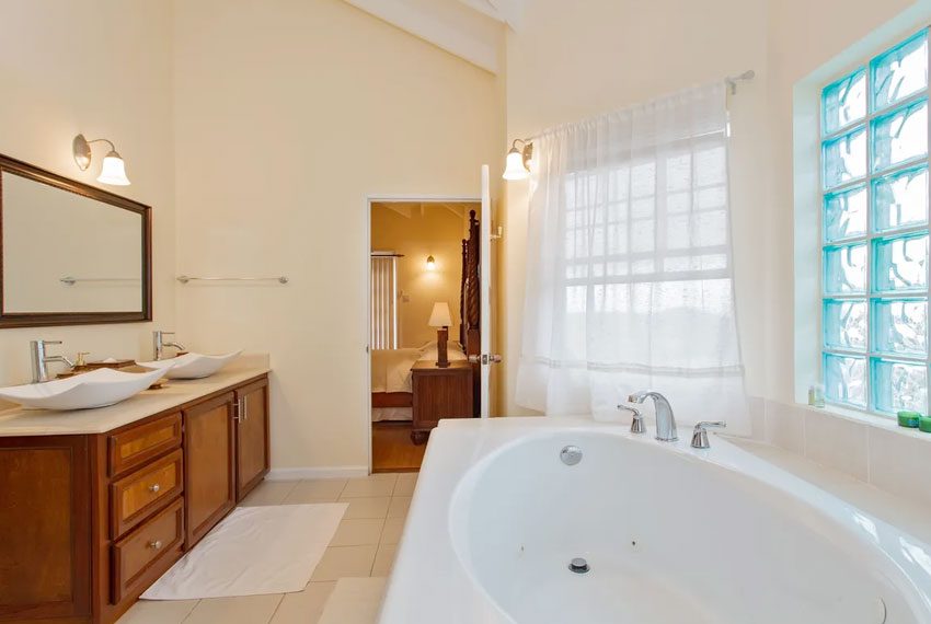 St-Lucia-homes---Villa-Chloesa---Bathtub
