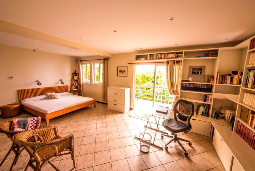 St-Lucia-Homes---Summerbreeze---Bedroom-library