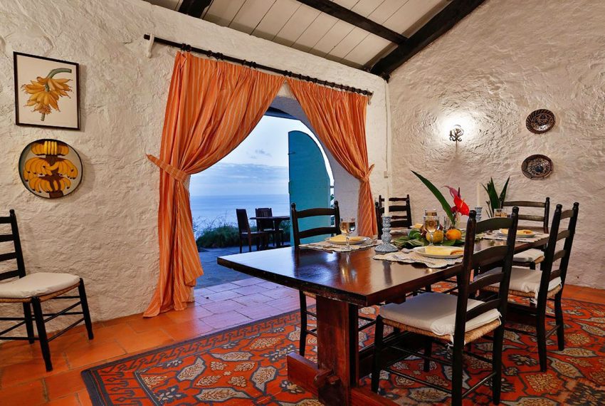 St-Lucia-Homes-Moon-Point-DiningRoom